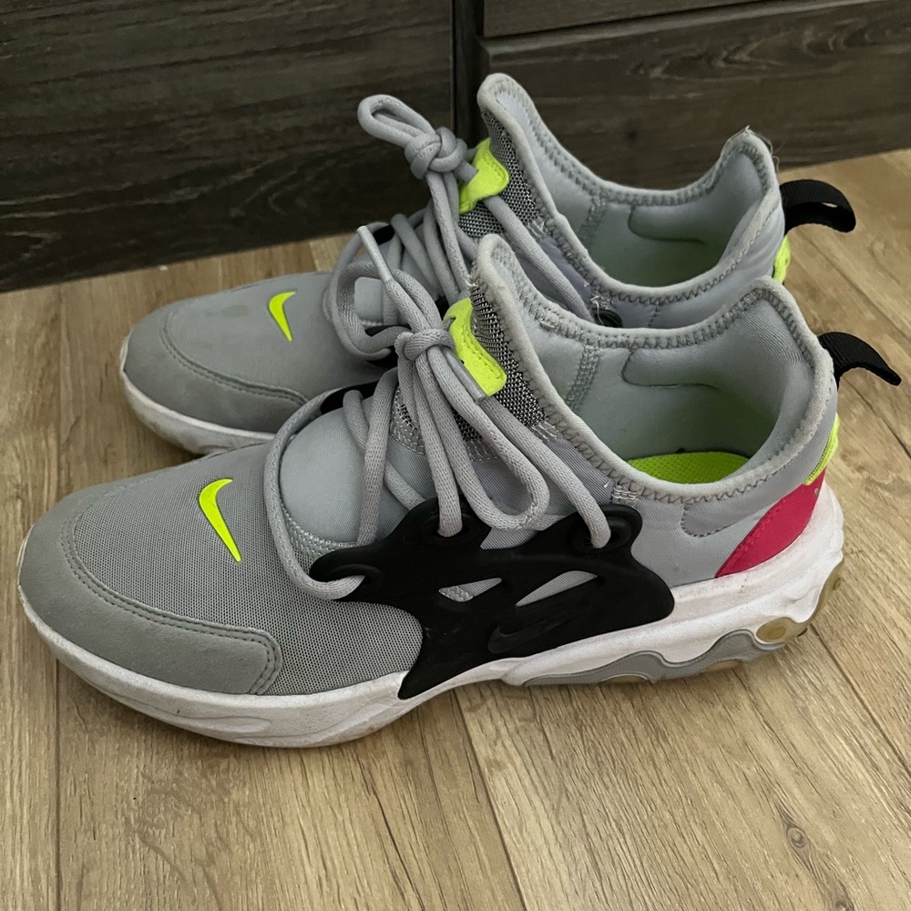 Nike - Picture 2 of 4